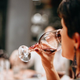 Imagen para el artículo titulado Por qué el vino tinto mancha los dientes de algunas personas